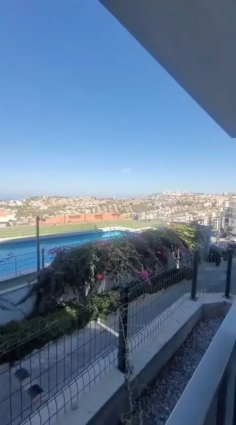 Site havuzu ve bahçe